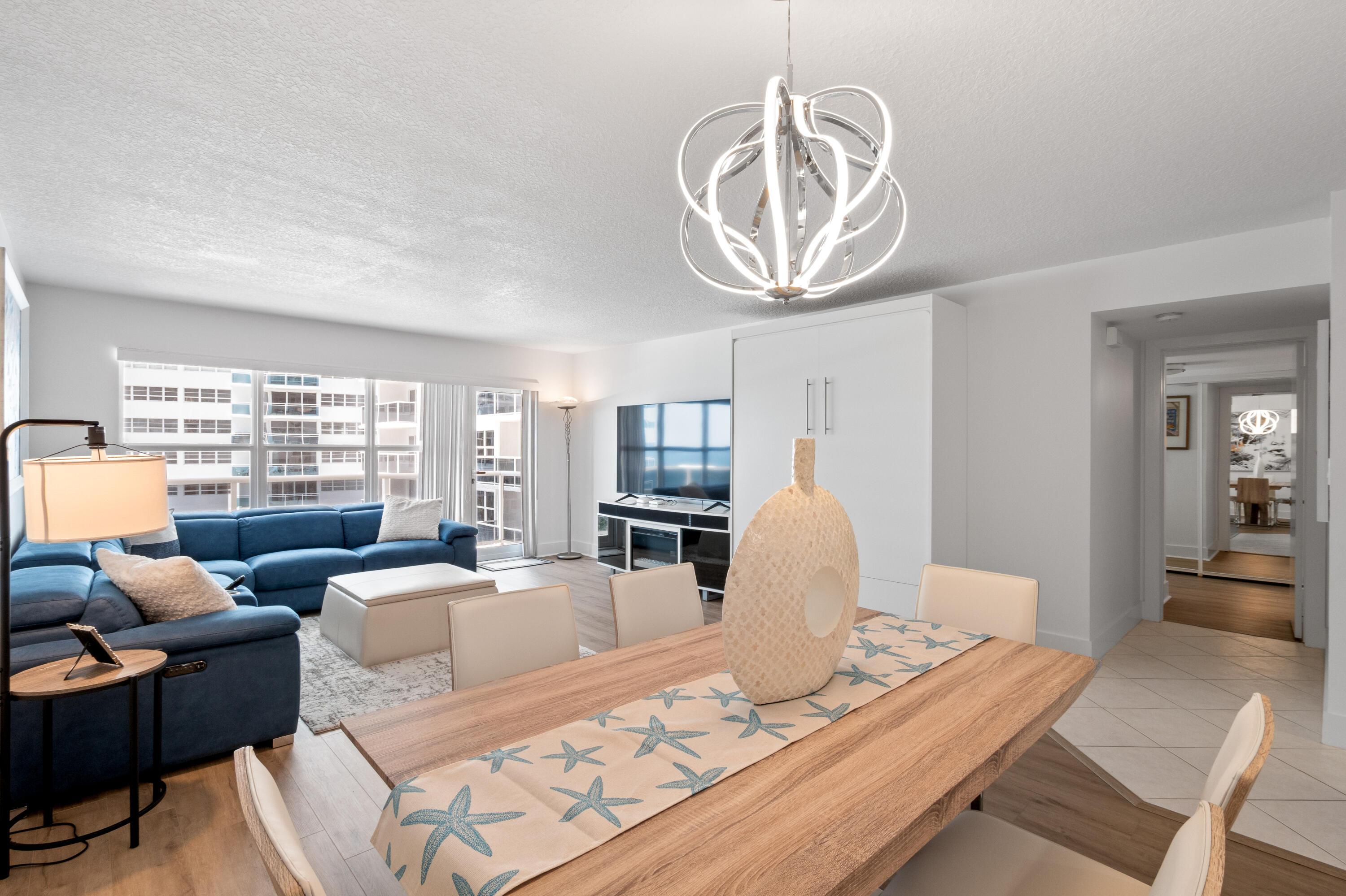 Image 2: Living room:Dining room combo