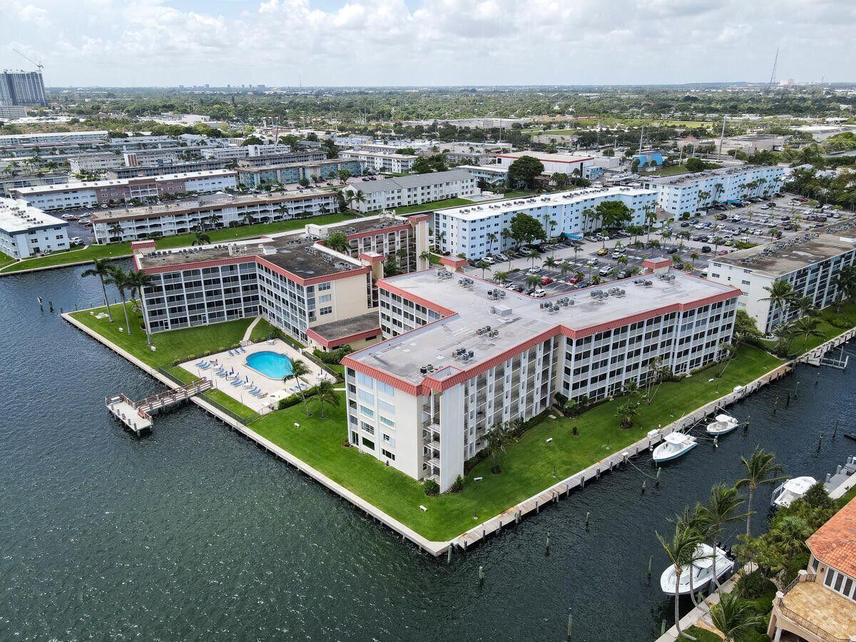Image 4: pool on Intracoastal