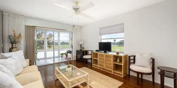 Image 4: Wood floors, views, tastefully decorated water gol