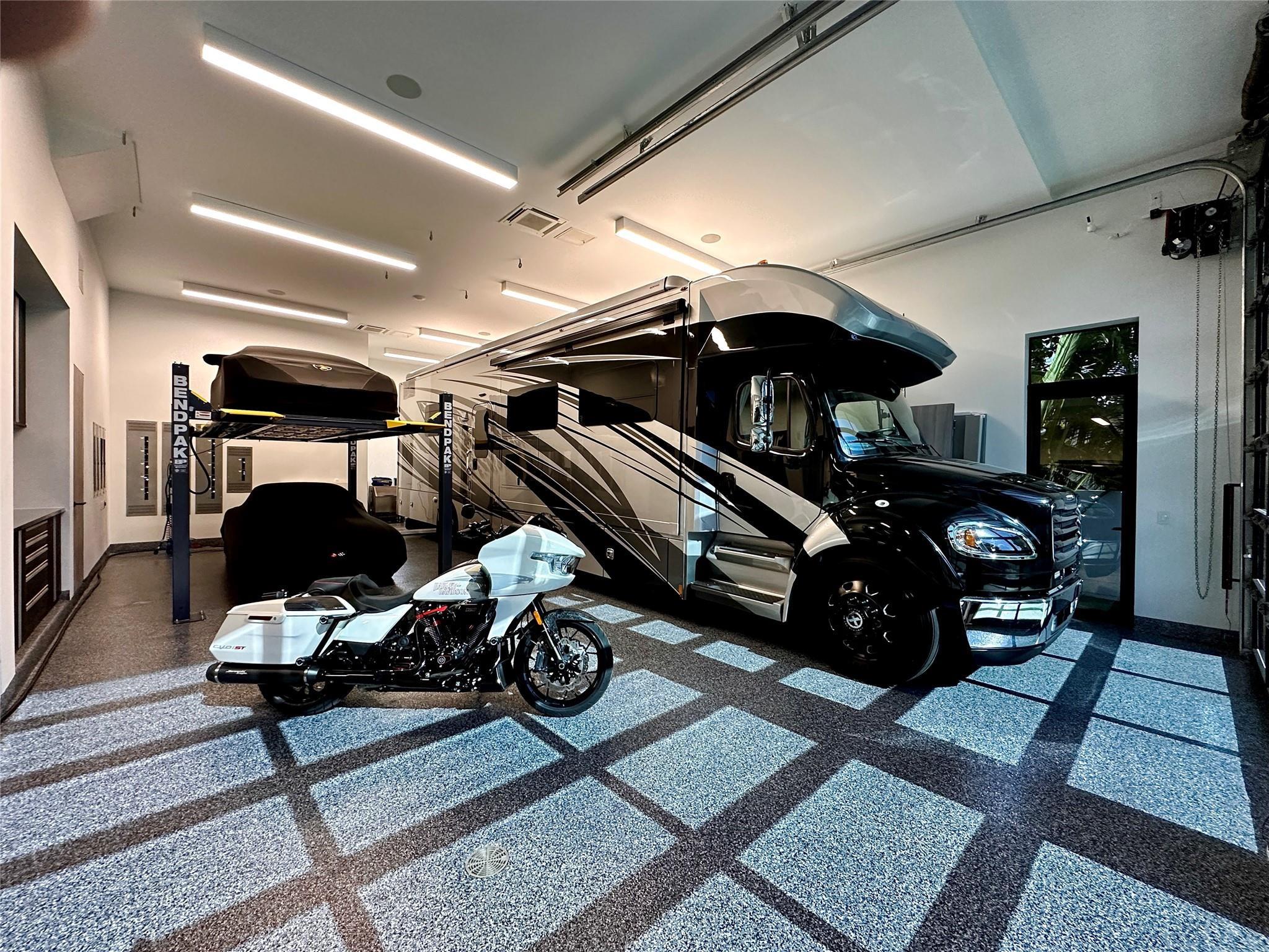 Image 4: GARAGE 1 OF 3 LARGE ENOUGH ROOM FOR 2 FULL SIZE MO