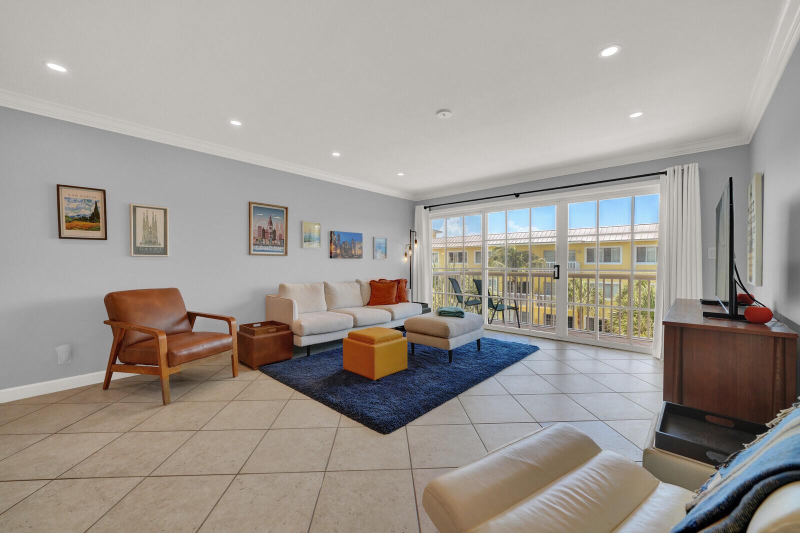 Image 4: Living Room