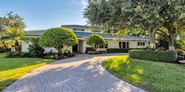 2 MENDOTA LN