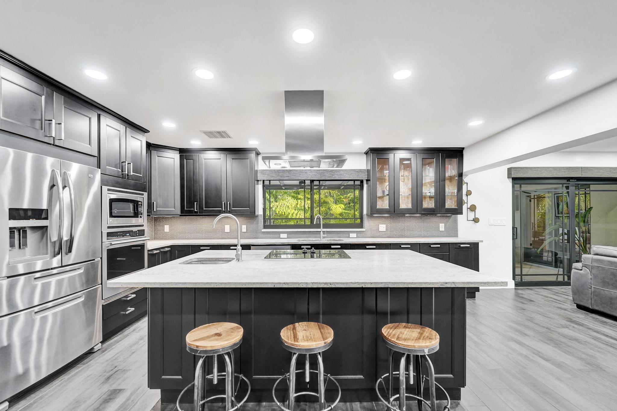 Image 4: Kitchen