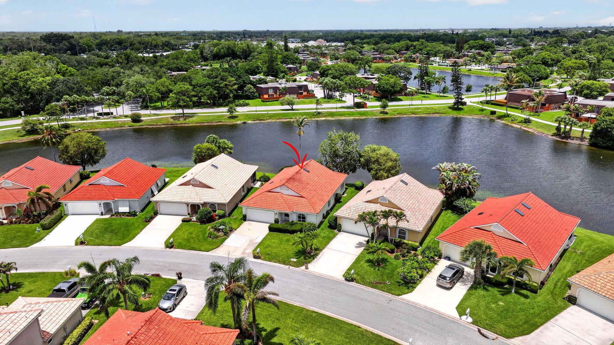 Image 2: Aerial Lakeview arrow
