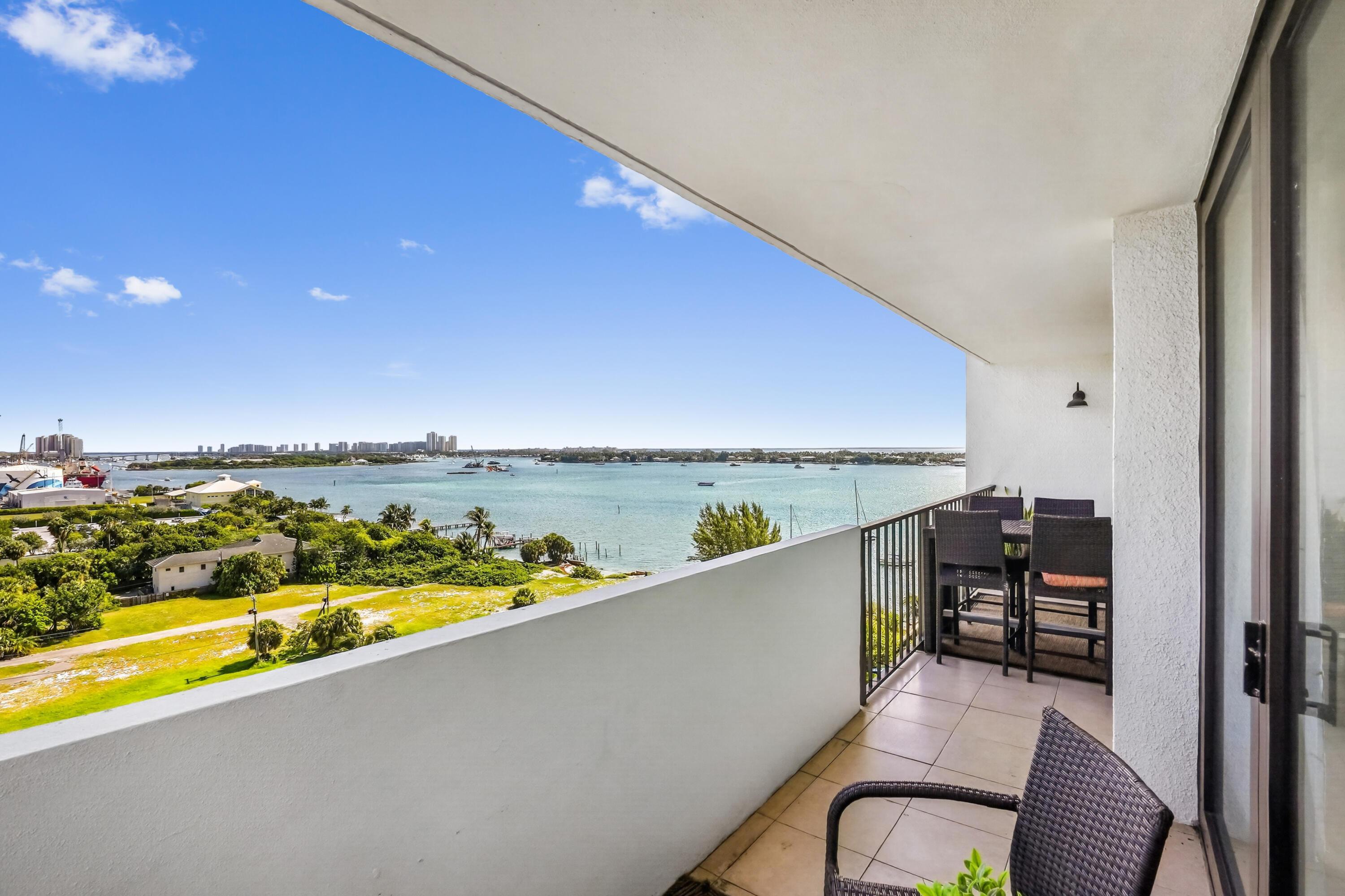 Image 2: 22 Balcony 01