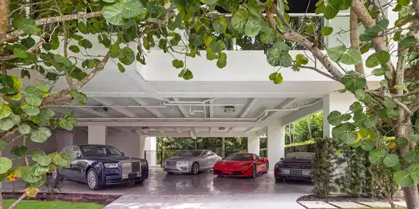 Image 3: Garage
