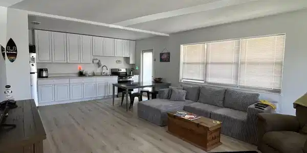 Image 3: living 1