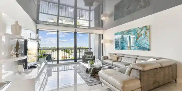 Image 2: LR with gorgeous views of the marina and intracoas