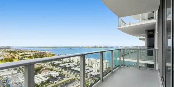 Image 3: 015-220LakeShoreDrive-2123-LakePark-FL-3