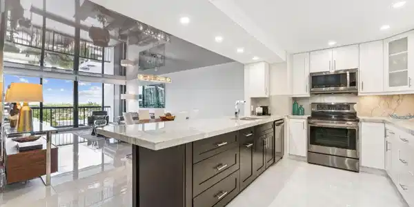 Image 4: Fabulous kitchen with quartzite counters