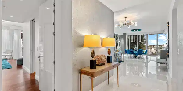 Image 3: FOYER_ANGLE