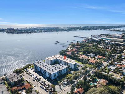 1516 S Lakeside Drive