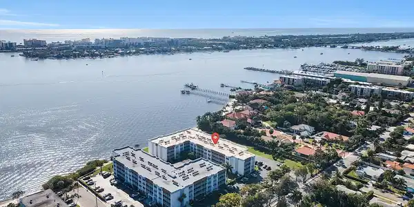 1516 S Lakeside Drive