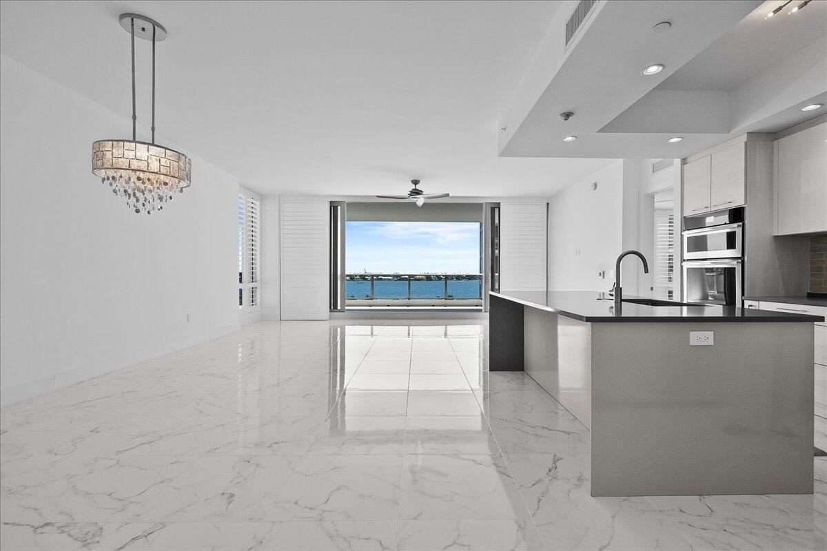 Image 4: Kitchen/dining/living
