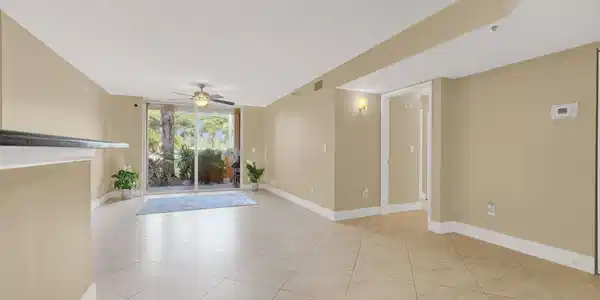 Image 4: Living/Dining Room