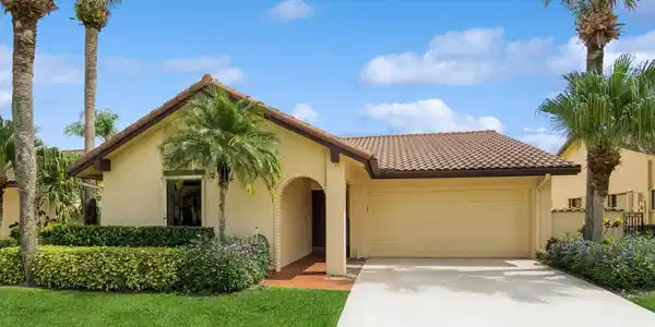 2569 SW Bobalink Court