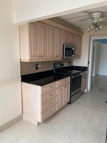 Image 4: KITCHEN
