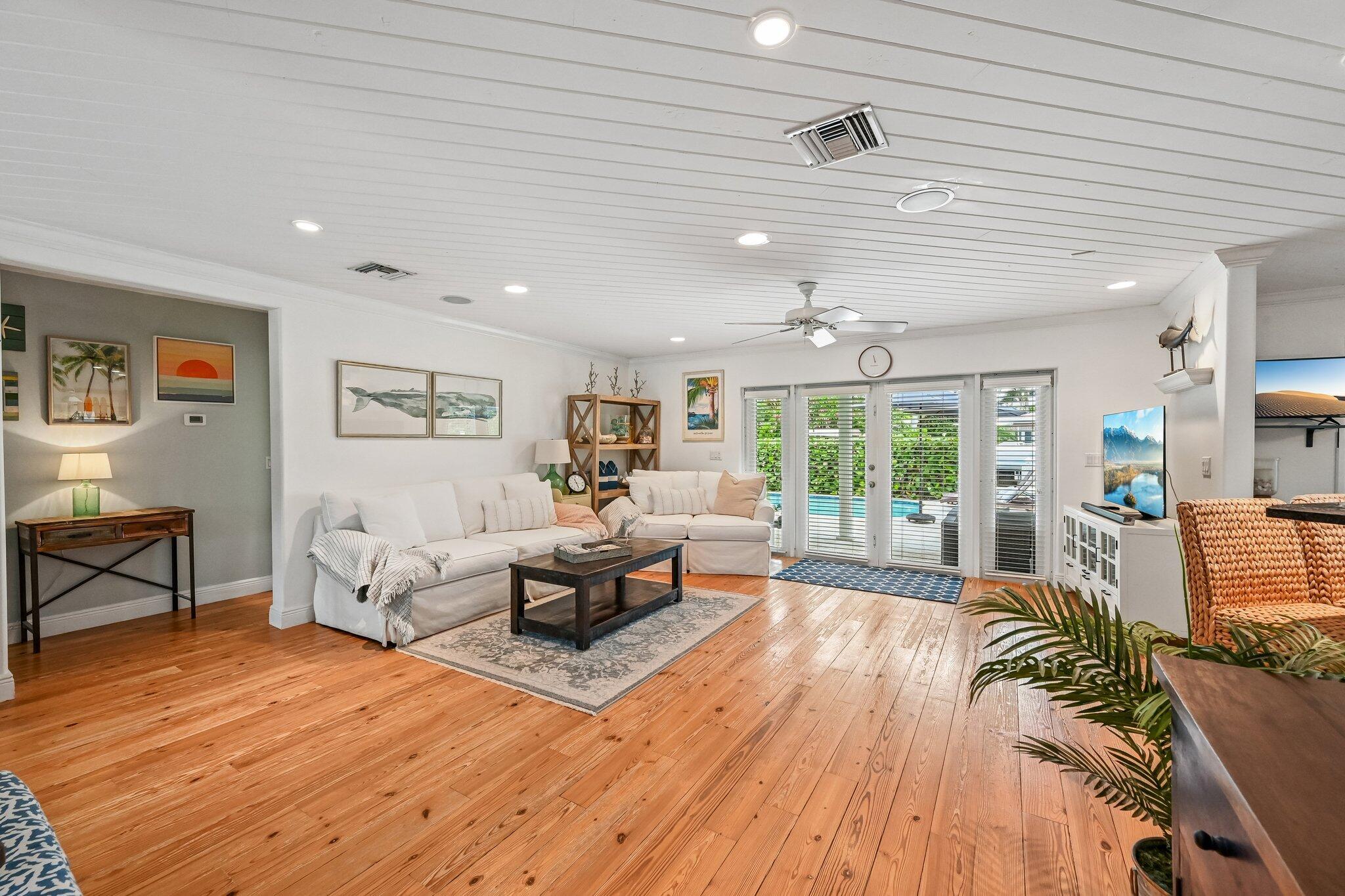 Image 4: Living Room