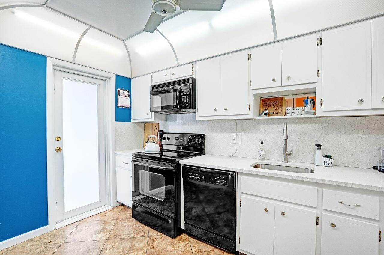 Image 4: Kitchen