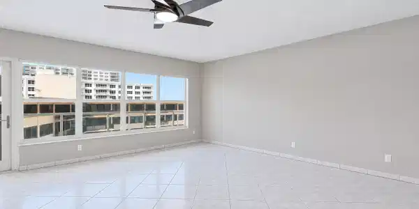 Image 4: Living Room