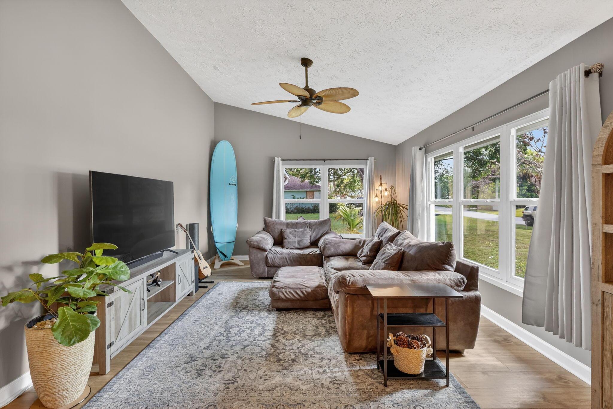 Image 3: Living room