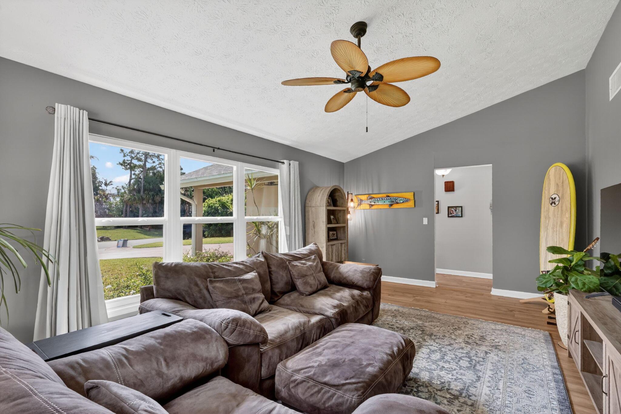 Image 4: Living room 2