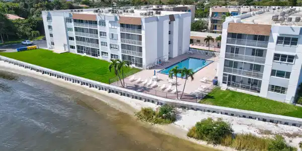 1502 S Lakeside Drive