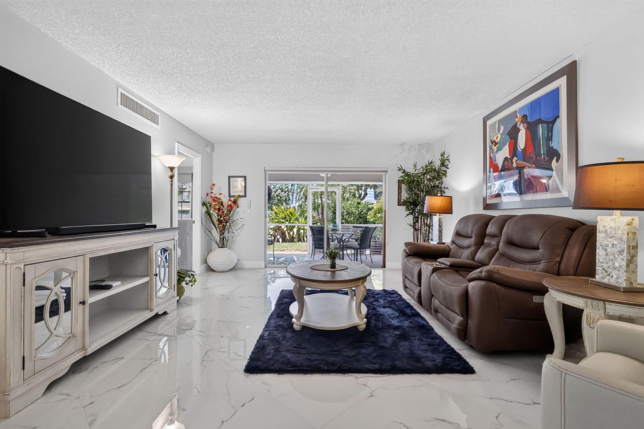 Image 3: LIVING ROOM
