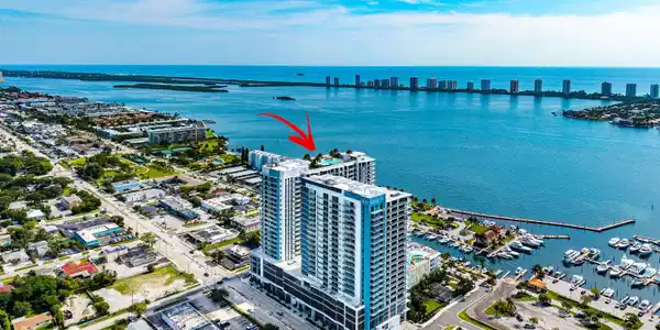 Image 4: 049-220LakeShoreDrive-1107-LakePark-FL-3