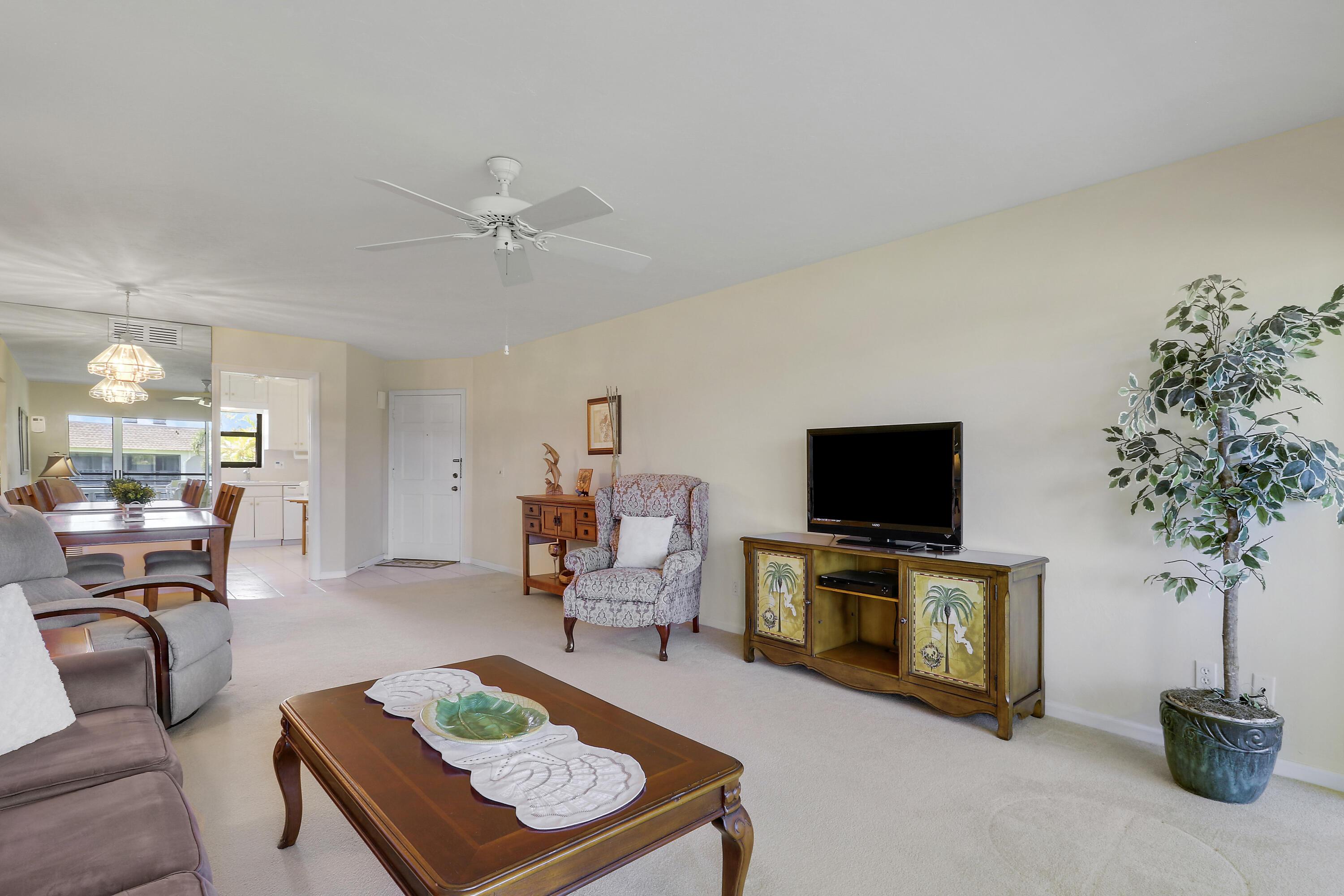 Image 4: Living