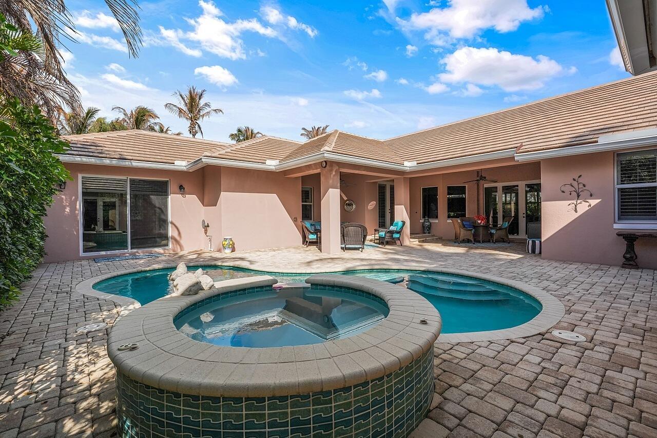 Image 4: Courtyard Pool and Spa
