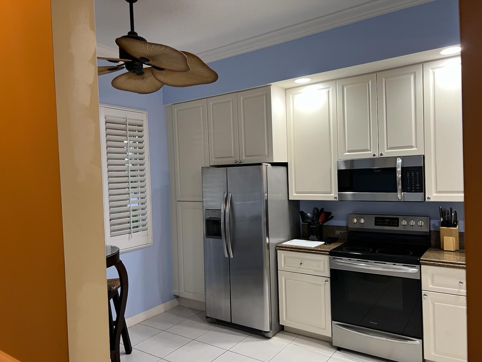 Image 4: Kitchen