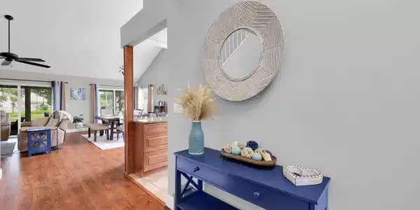 Image 4: Entryway