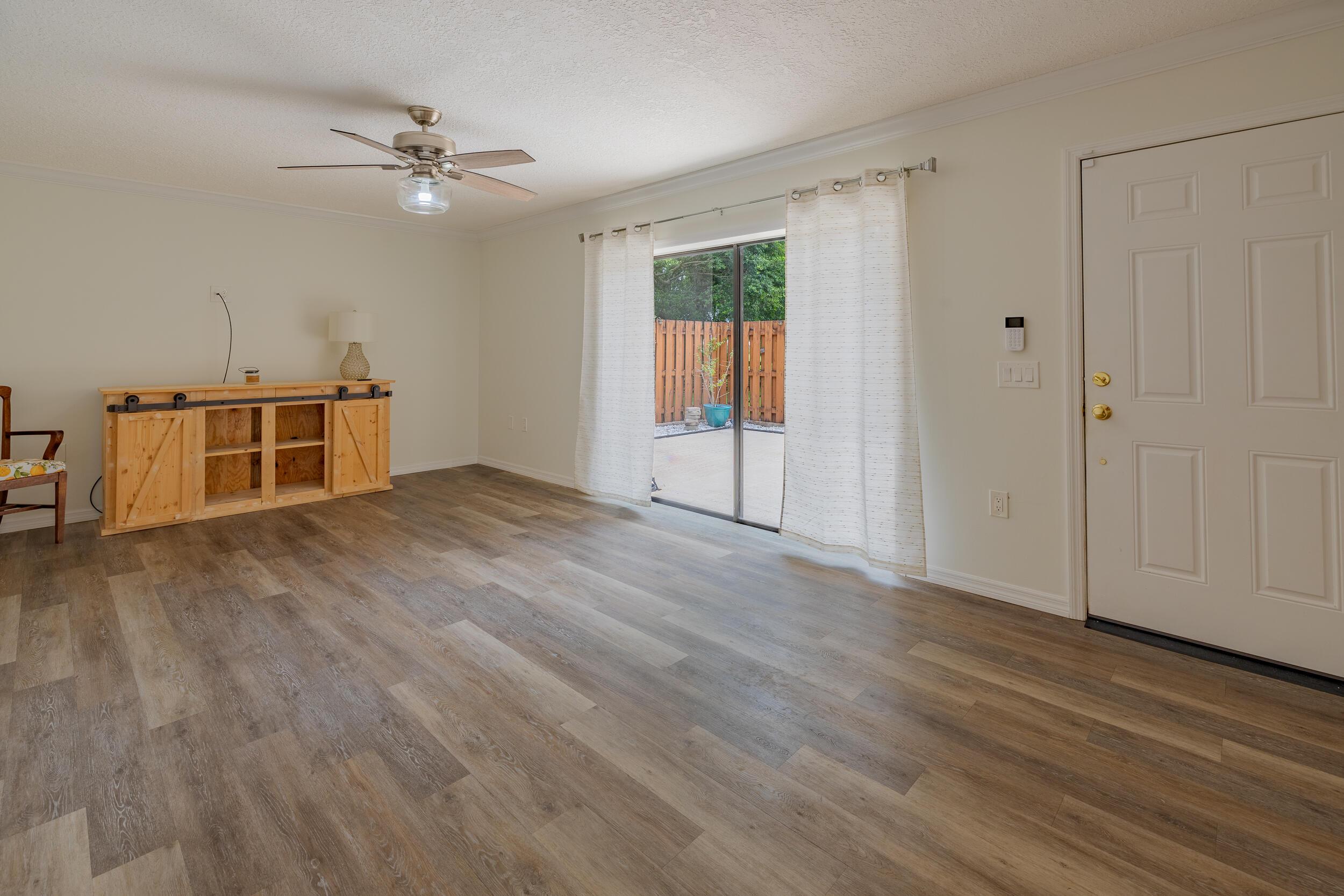 Image 3: Living Room