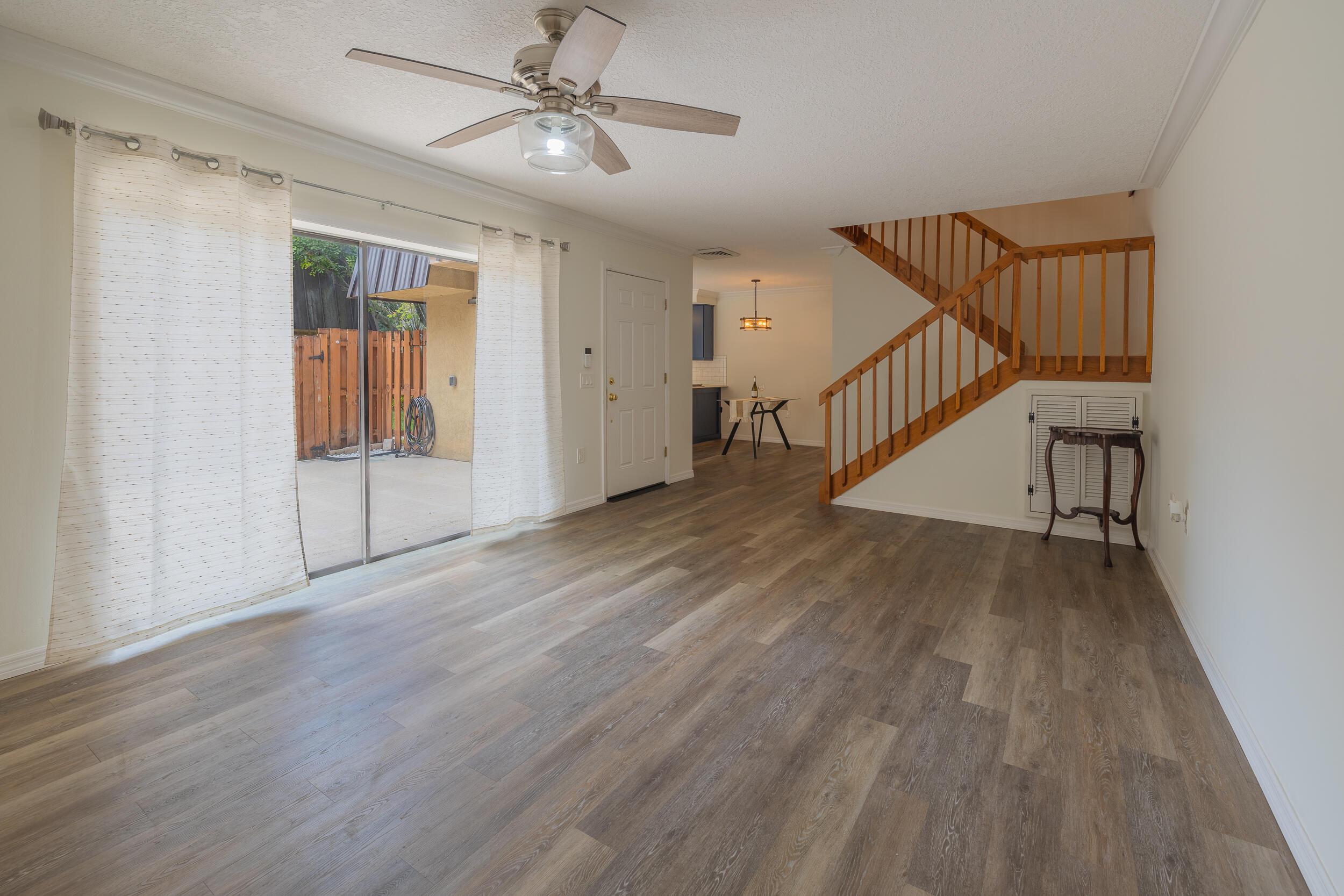 Image 4: Living Room