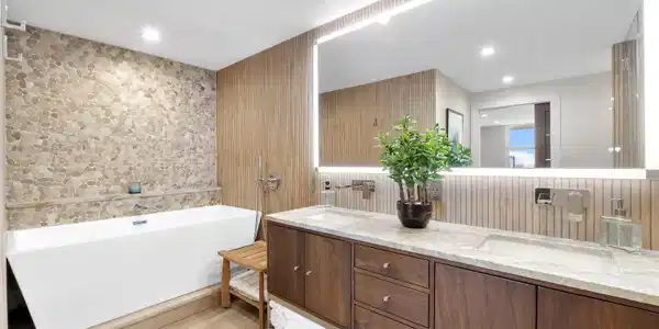 Image 2: Spacious bathroom