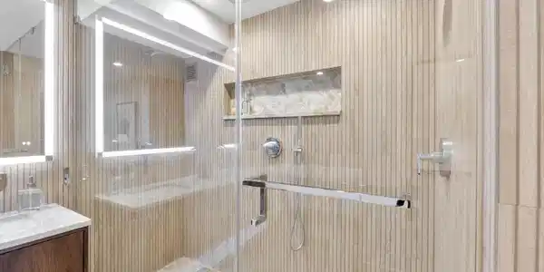 Image 4: Separate large shower