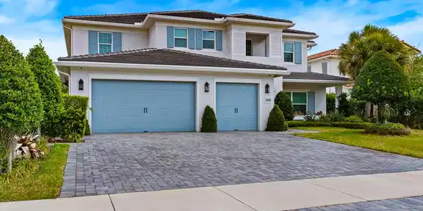 Image 2: 2465 NE Evinrude Circle-16