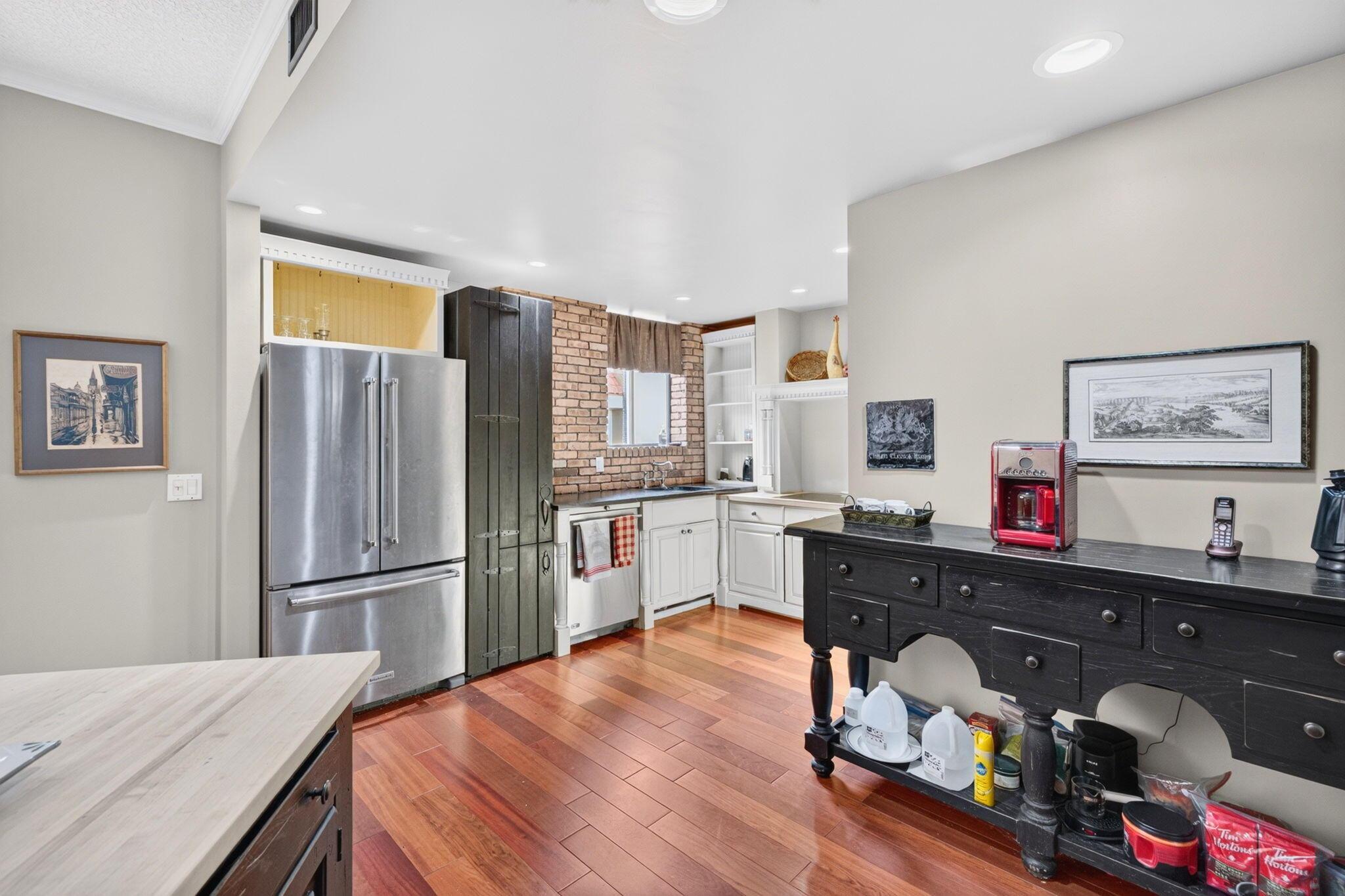 Image 3: Kitchen
