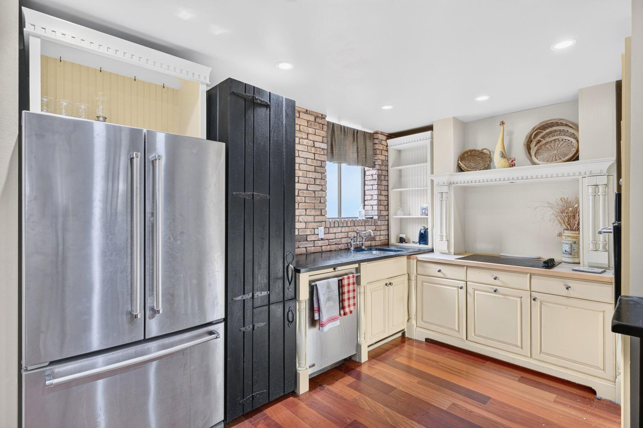 Image 4: Kitchen