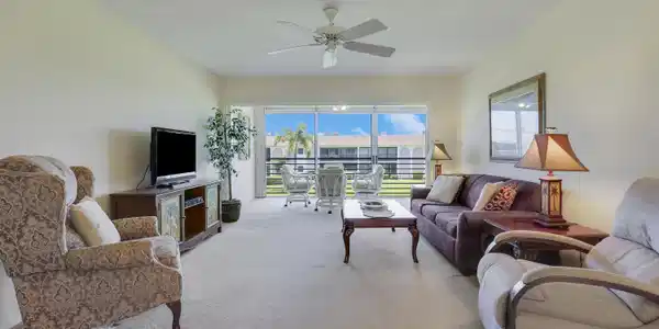 Image 3: Living