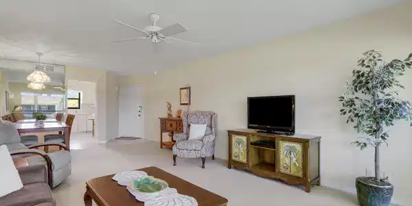 Image 4: Living