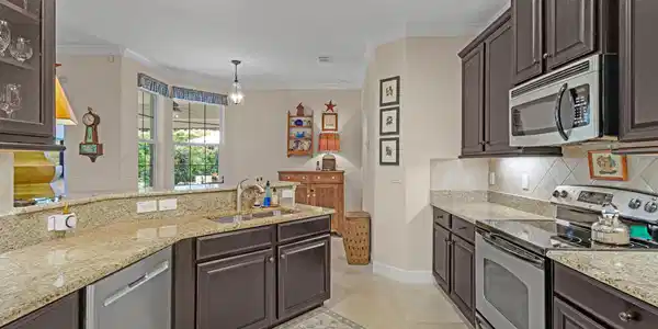 Image 4: Kitchen