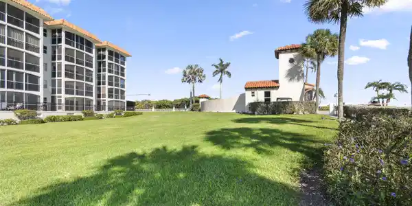Image 4: Building
