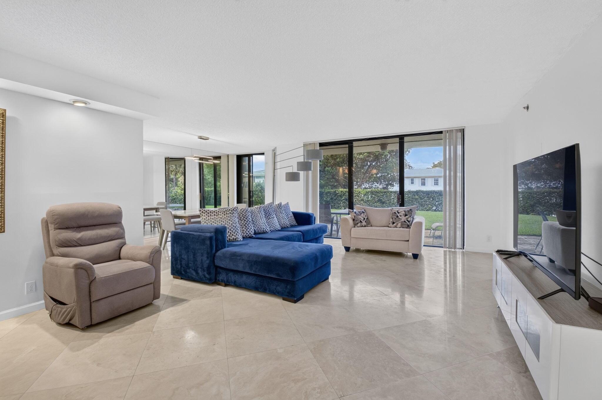 Image 4: Living Area