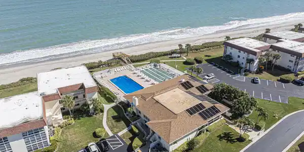 Image 4: clubhouse w/pool