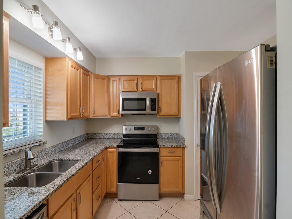 Image 4: KITCHEN WITH GRANITE TOPS