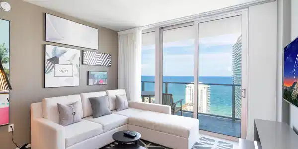 Image 2: 08. 4010 S Ocean Dr Interior