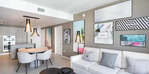 Image 3: 10. 4010 S Ocean Dr Interior