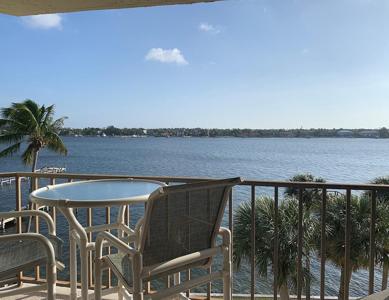 1202 S Lake Dr